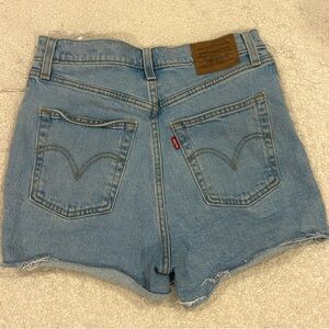 Levi’s Ribcage Shorts - size 26